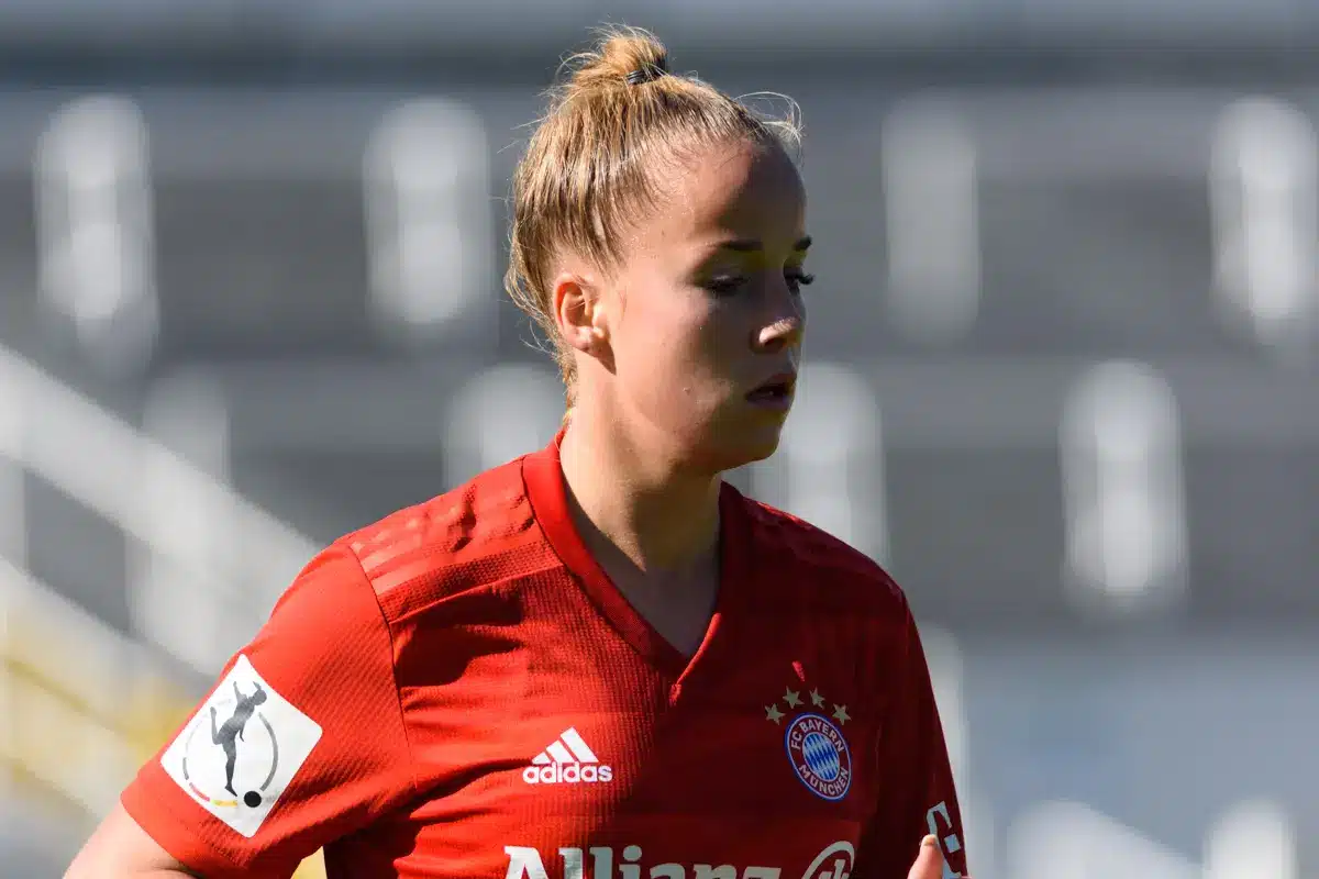 Porträtaufnahme von Giulia Gwinn im roten Trikot des FC Bayern München.