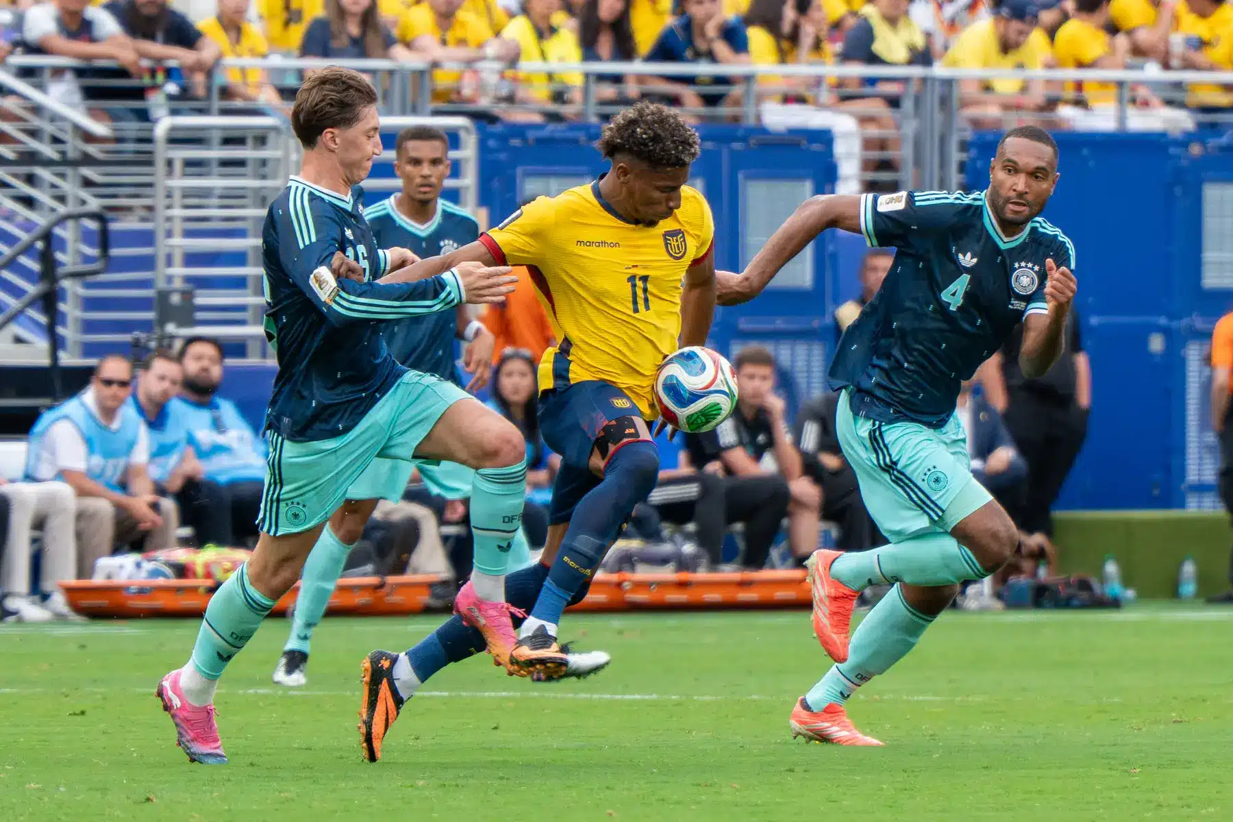 Jonathan Tah im Trikot der deutschen Nationalmannschaft während eines Spiels gegen Ecuador.