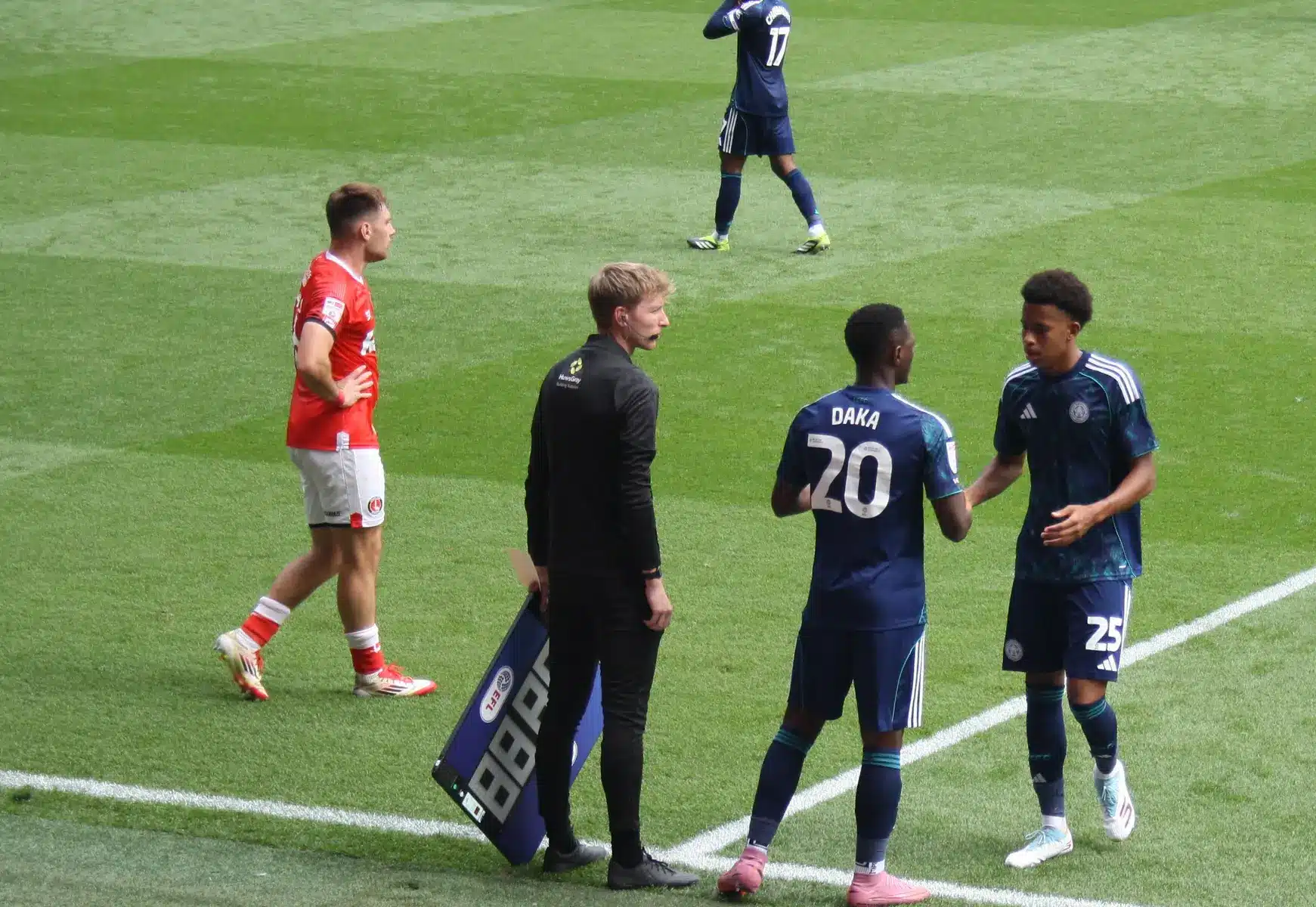 Patson Daka in seinem dunkelblauen Trikot mit der Nummer 20 auf einem Fußballplatz.