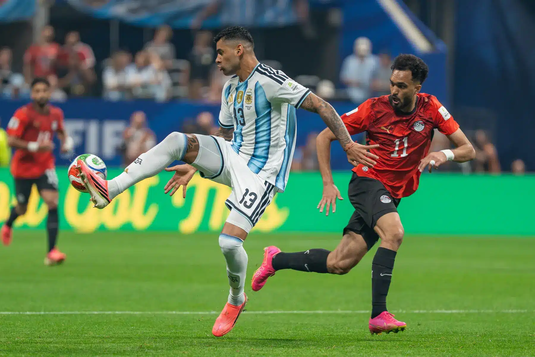 Cristian Romero im Trikot der argentinischen Nationalmannschaft während eines Spiels gegen Ägypten