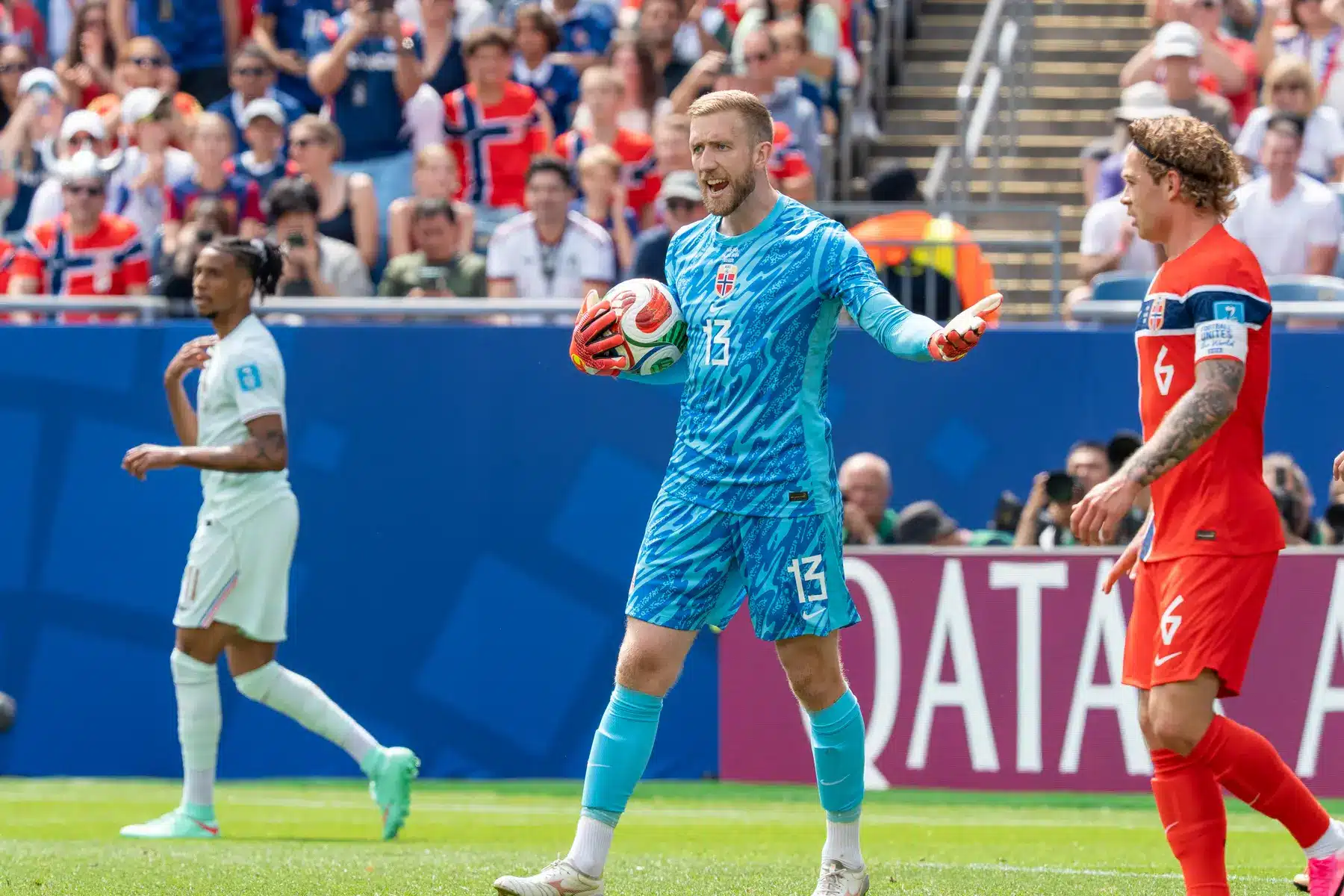 Der norwegische Torhüter Egil Selvik hält den Ball während eines Spiels gegen Frankreich.