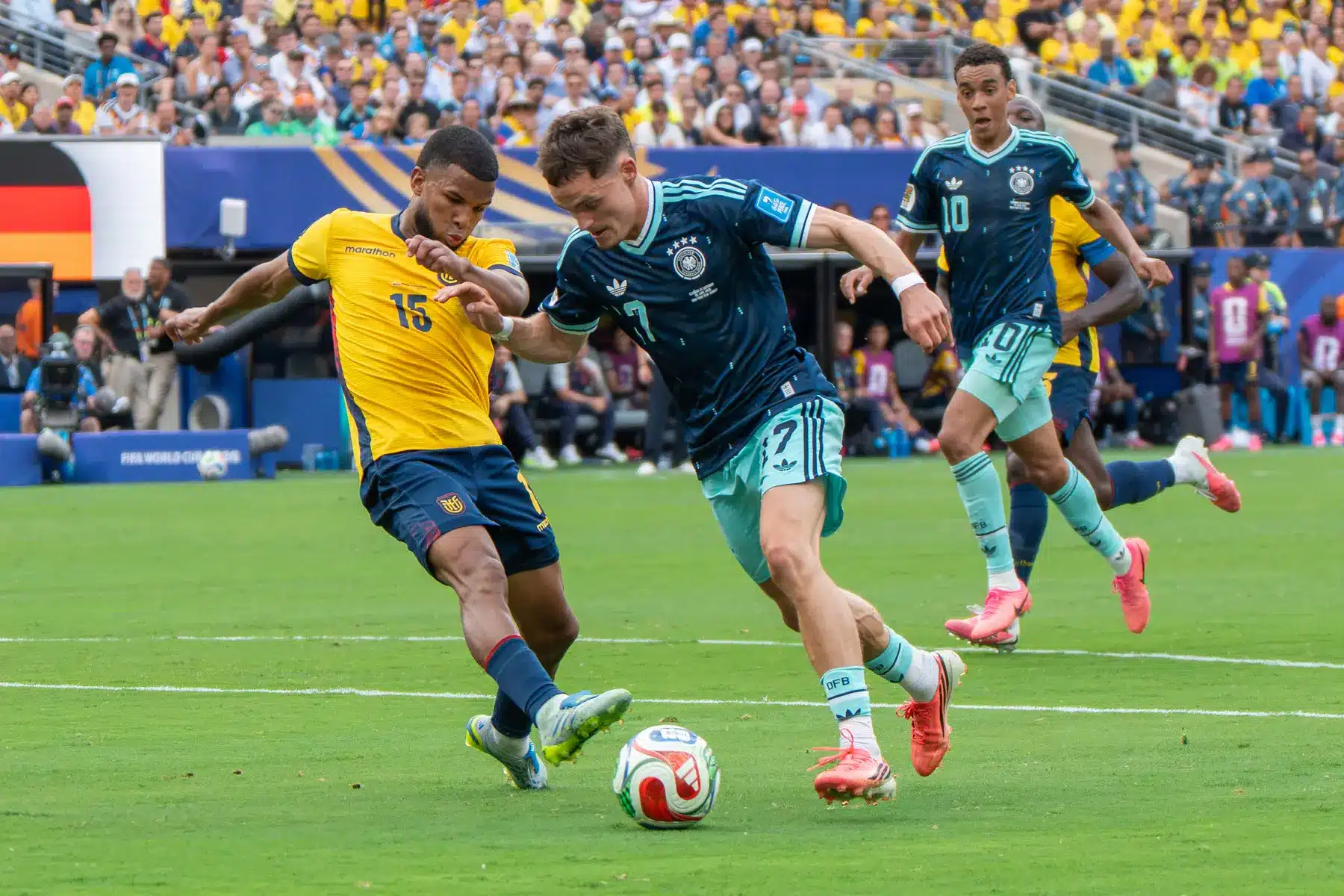 Florian Wirtz im Zweikampf mit einem ecuadorianischen Spieler während eines Spiels