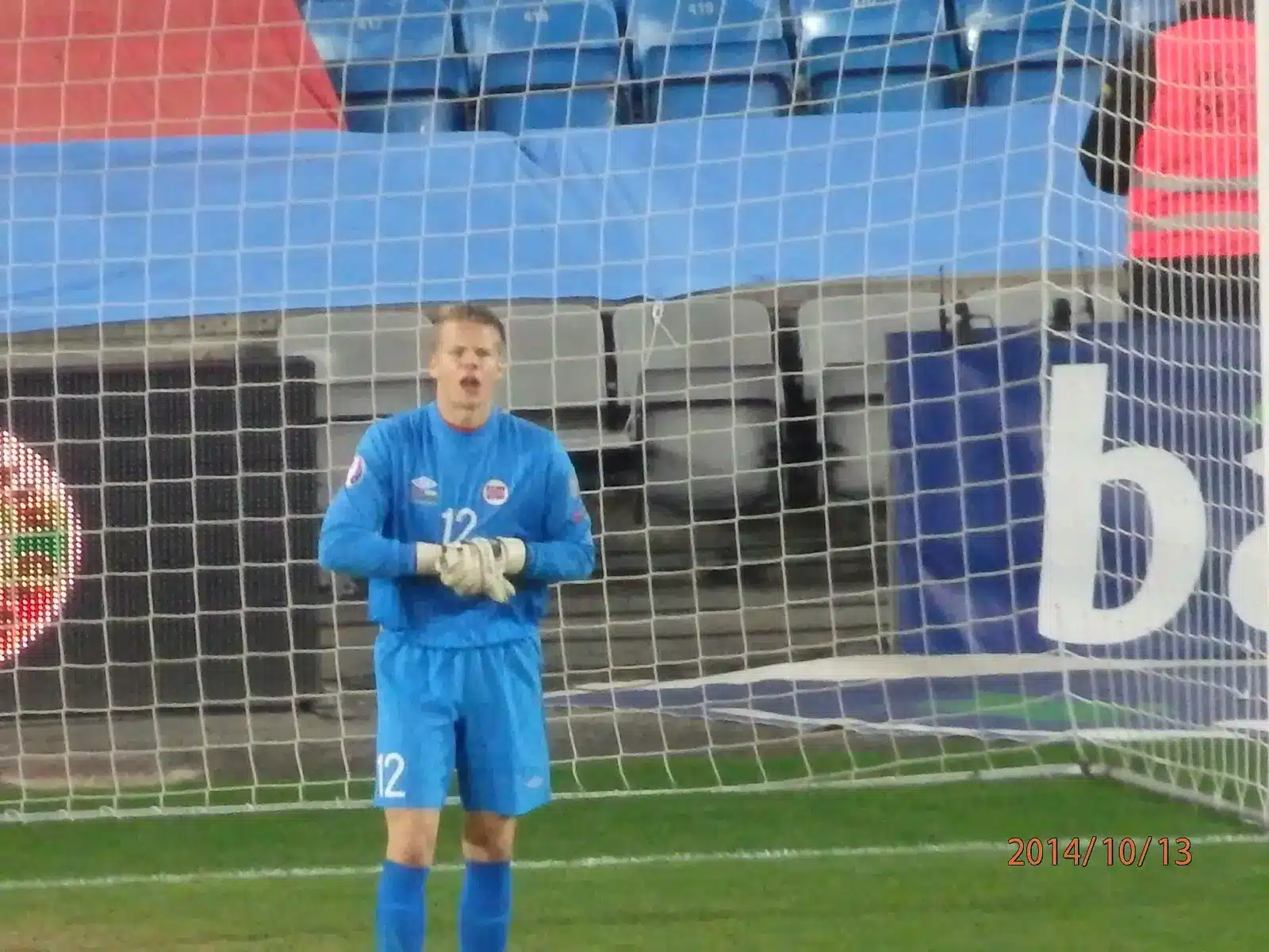 Torhüter Ørjan Nyland in blauem Trikot mit der Nummer 12 auf dem Fußballfeld.